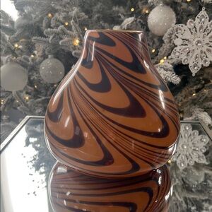 Elegant Swirl Pattern Vase